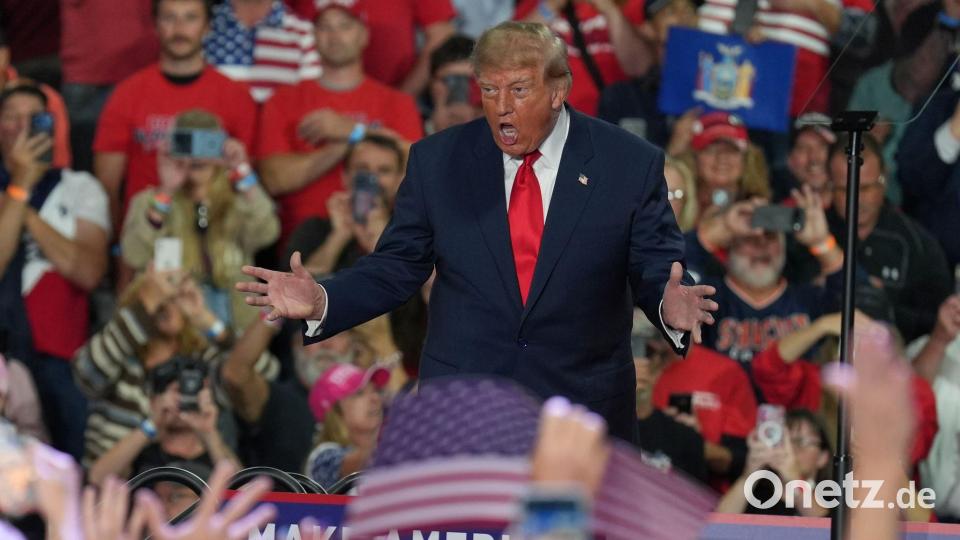 Trump versucht, seine Anhänger zum Wählen zu mobilisieren, indem er sich selbst ins Zentrum des republikanischen Wahlkampfs stellt. (Archivbild) Bild: Matt Burkhartt/AP/dpa