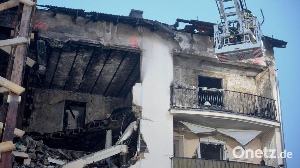 Feuerwehrleute arbeiten an dem Wohnhaus in Regensburg. Bild: Tizian Gerbing/dpa