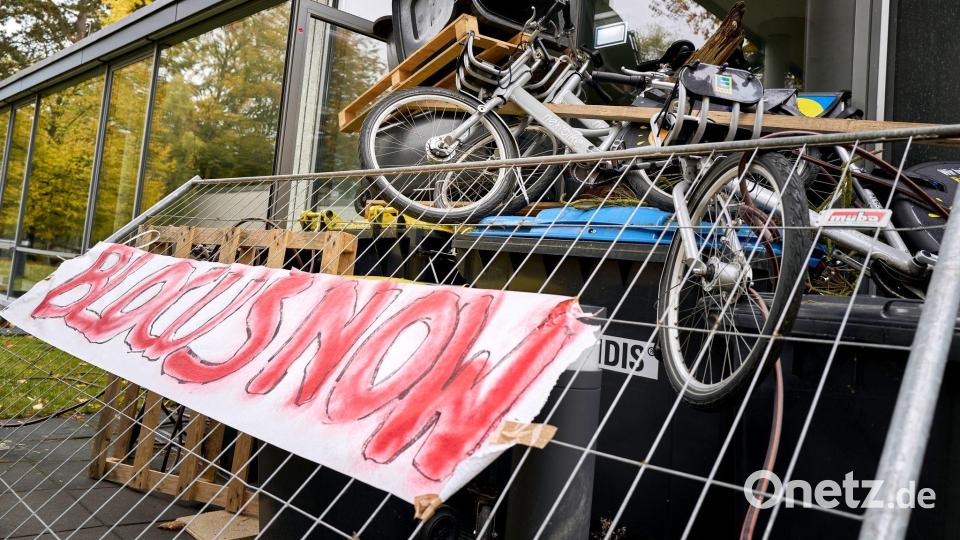 Studentinnen und Studenten blockierten am Mittwoch das Otto-Suhr-Institut der Freien Universität Berlin, um sich gegen Aufrüstung und Sozialkürzungen zu stellen. Die Aktion wurde von der Initiative „Gen Z regelt“ organisiert. Bild: Michael Ukas/dpa
