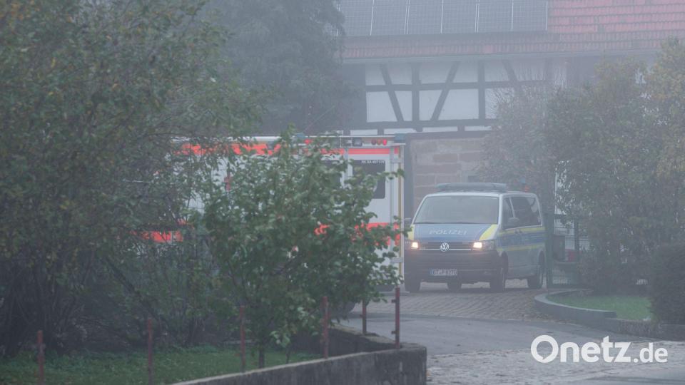 Im Haus fanden die Einsatzkräfte eine Luftpistole und eine Schreckschusswaffe. Bild: Daniel Vogl/dpa