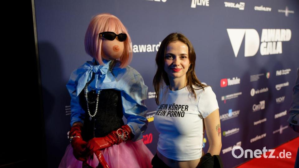 Aktivistin Theresia Crone protestiert mit der Aufschrift „Mein Körper, kein Porno“ gegen digitale Gewalt. Bild: Henning Kaiser/dpa