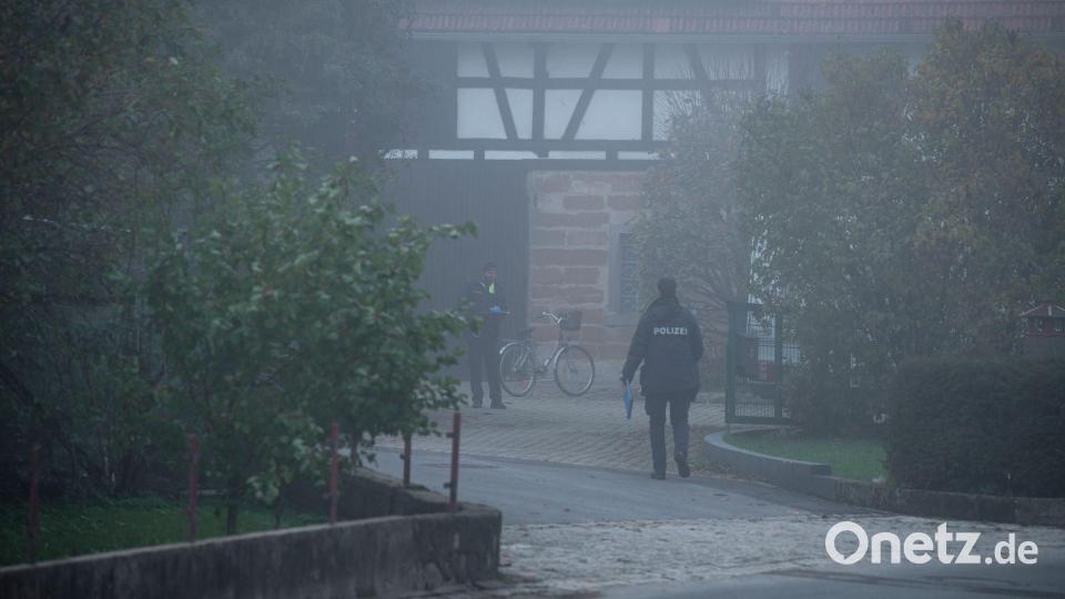 Der Mann kam am Nachmittag freiwillig und unbewaffnet aus dem Gebäude. Bild: Daniel Vogl/dpa