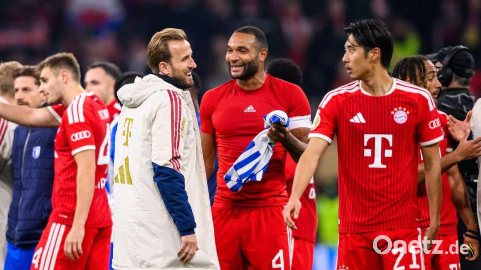 Die Bayern-Stars freuen sich für Harry Kane (weiße Jacke) und den noch fehlenden Trainer Vincent Kompany. Bild: Tom Weller/dpa