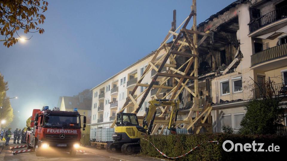 Feuerwehrleute arbeiten an dem Wohnhaus in Regensburg. Bild: Tizian Gerbing/dpa