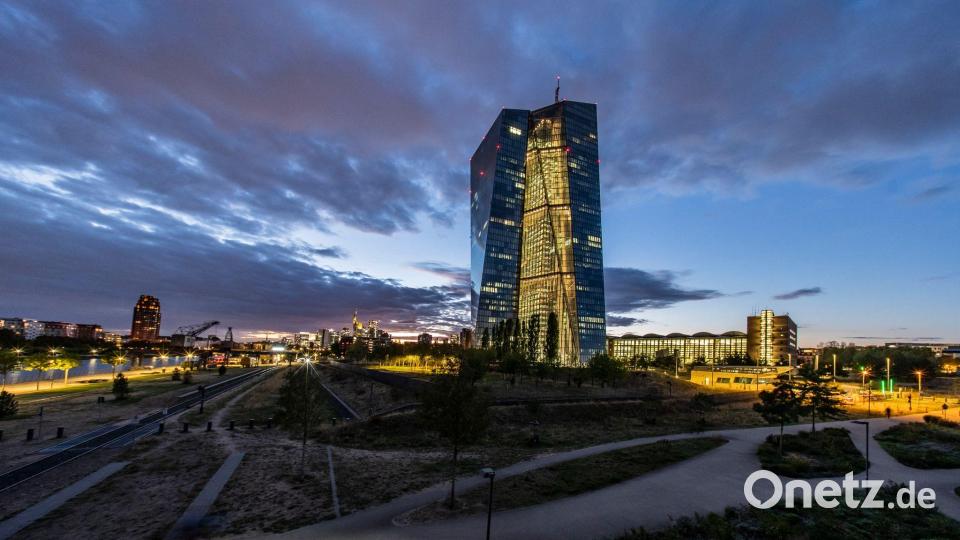 Die Zinsentscheidungen der Notenbank in Frankfurt haben weitreichende Folgen - auch für Sparerinnen und Sparer. (Archivbild) Bild: Andreas Arnold/dpa