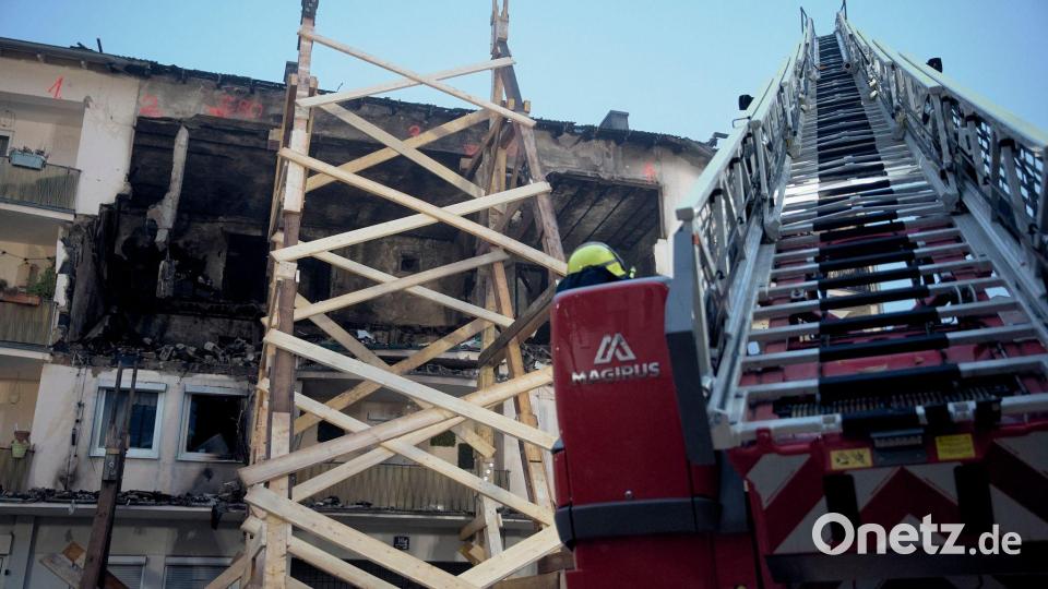 Feuerwehrleute arbeiten an dem Wohnhaus in Regensburg. Bild: Tizian Gerbing/dpa