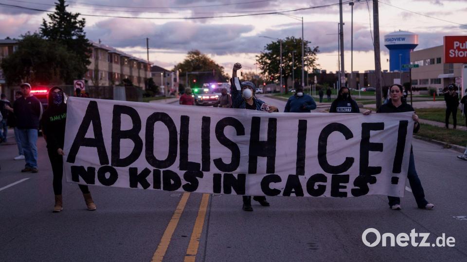 Das teils martialische Vorgehen von Beamten der Migrationsbehörde ICE hat in Trumps zweiter Amtszeit immer wieder zu Protest geführt. (Archivbild) Bild: Adam Gray/AP/dpa