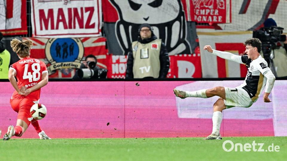 Sorgte mit dem dritten Treffer für die Vorentscheidung: Maurice Krattenmacher. Bild: Uwe Anspach/dpa