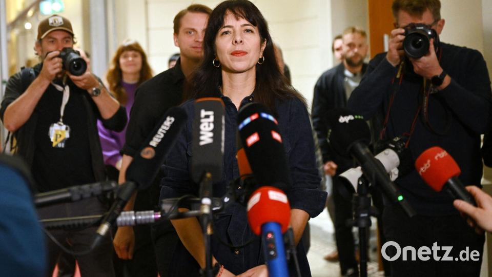 Elif Eralp äußert sich zu „Spiegel“-Bericht am Rande der Plenarsitzung des neuen Berliner Abgeordnetenhauses. Bild: Britta Pedersen/dpa