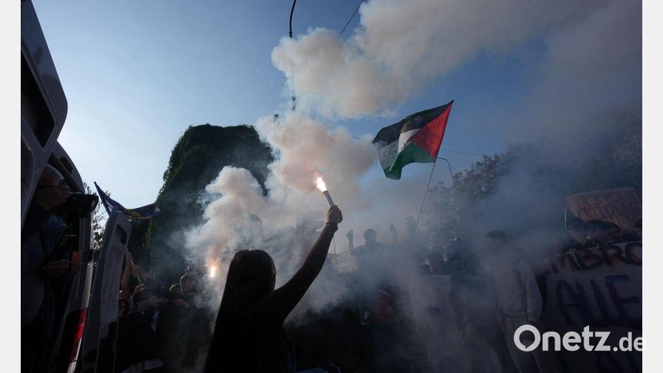 Aus Sorge vor Krawallen ist die Polizei im Großeinsatz. Bild: Luca Bruno/AP/dpa