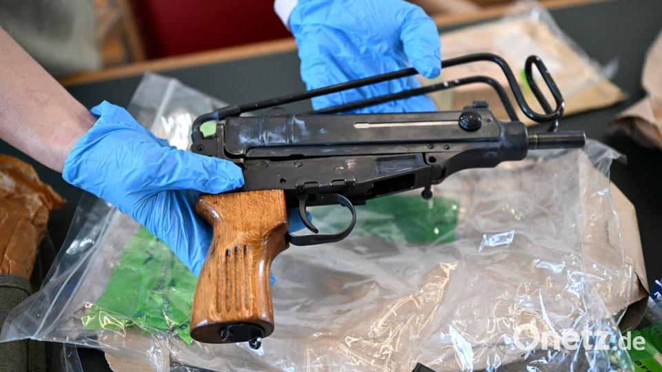 Sichergestellte Waffen wurden bei einer Pressekonferenz im Polizeipräsidium gezeigt. (Archivbild) Bild: Federico Gambarini/dpa