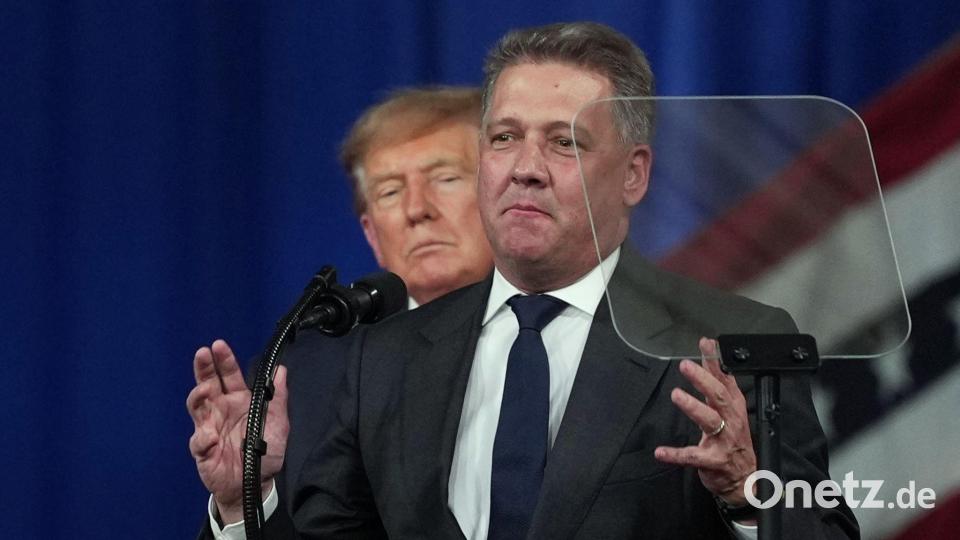 Audi kämpft mit den Folgen einbrechender Absätze in China und den USA - Unternehmenschef Gernot Döllner mit den Folgen eines gemeinsamen Auftritts mit Donald Trump. (Archivbild) Bild: Mark Schiefelbein/AP/dpa