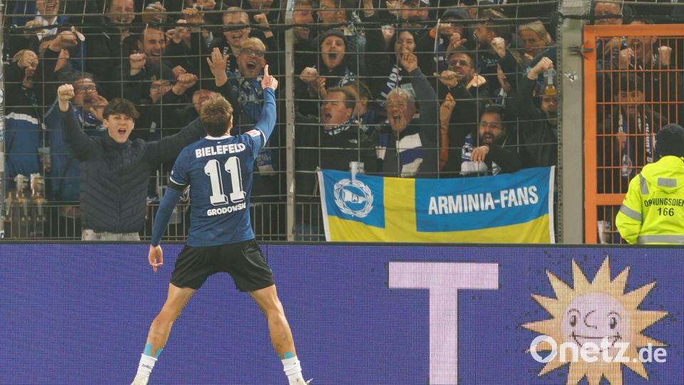 Joel Grodowski jubelt über sein zweites Tor. Bild: Friso Gentsch/dpa