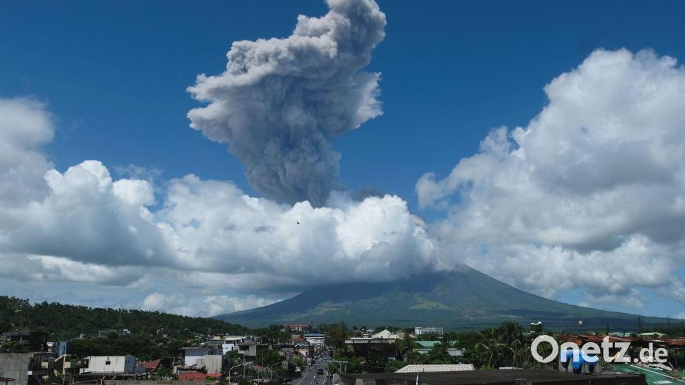 Die Aschewolke war drei Kilometer hoch. Bild: Zalrian Sayat/AP/dpa