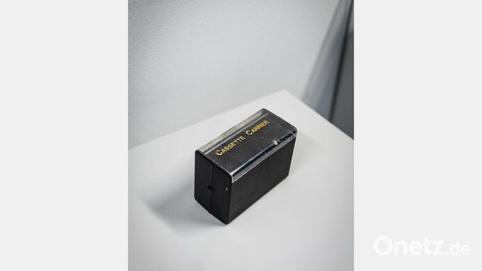 In dieser Kassettenbox bewahrte ein türkisches Ehepaar sogenannte Hörbriefe auf, die ihre zunächst in der Türkei bei Verwandten zurückgebliebene Tochter für sie eingesprochen hatte. Bild: Christian Knieps/dpa