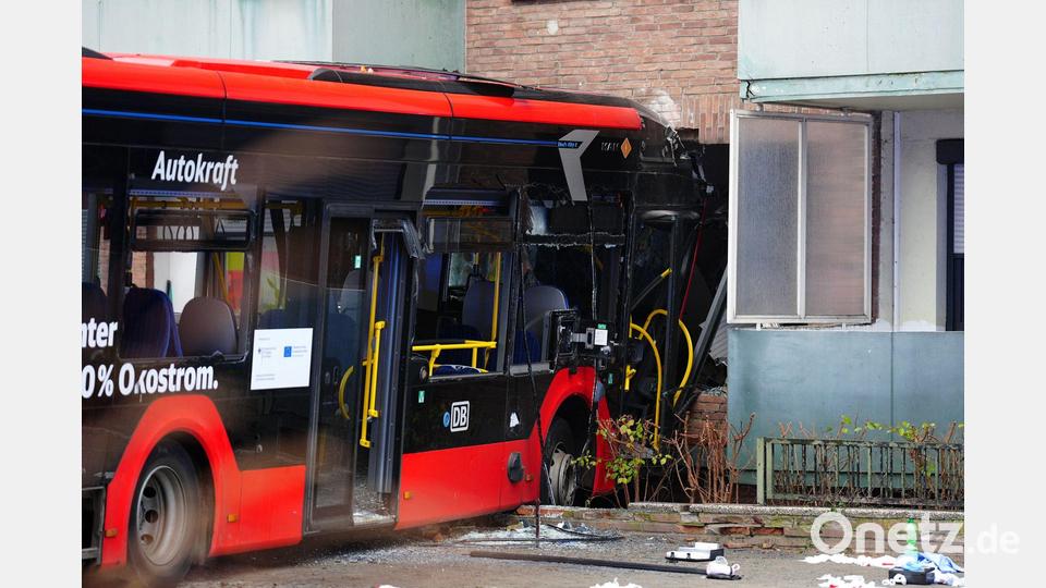 Der Schulbus mit 20 Kindern fuhr gegen eine Hauswand. Bild: Marcel Von Fehrn/dpa
