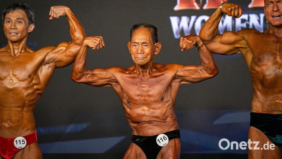 Der 90-jährige japanische Bodybuilder Toshisuke Kanazawa (M) nimmt an den IFBB-Weltmeisterschaften im Fitness und Bodybuilding 2026 in Santa Susanna in Spanien teil. Bild: Pau Venteo/AP/dpa