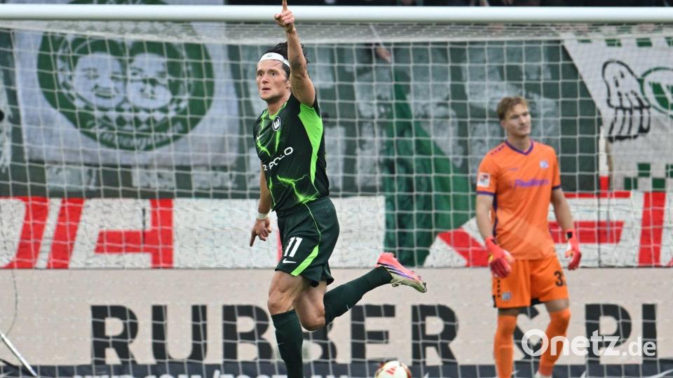 Wolfsburgs Fabian Reese jubelt über sein Tor zum 1:0 gegen Osnabrück. Bild: Swen Pförtner/dpa