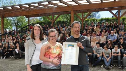 Lea Hecht (links) und Meike Diertl nehmen stellvertretend für das Fair-Trade- Schulteam die Auszeichnung von George Meister entgegen.
