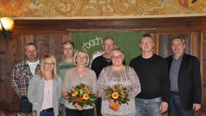 Bürgermeister Joachim Neuß (rechts) würdigte die Dienstjubilare als verlässliche und wichtige Kräfte. 	Bild: swt