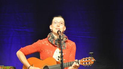 Martina Schwarzmann setzte ein Glanzlicht im Festzelt.	Bild: swt