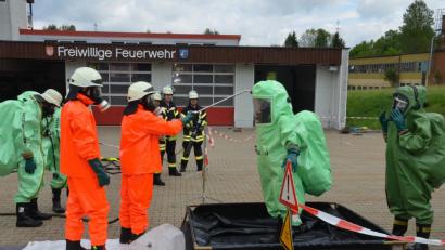Nach einem Einsatz müssen die CSA-Träger entsprechend dekontaminiert werden, um nicht doch noch mit einem Gefahrenstoff in Berührung zu kommen.	Bild: dob