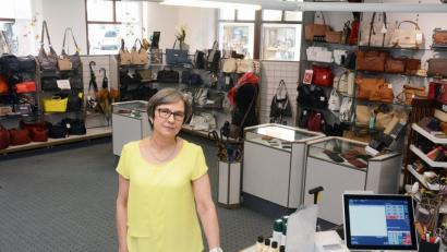 Martina Schöffel, Geschäftführerin von Leder Kaufmann am Oberen Markt, nimmt Abschied von ihrem Geschäft und ihren Kunden: Sie schließt ihr Unternehmen und will auch das Haus veräußern. 	 Bild: Schönberger