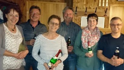 Strahlende Gesichter bei der Siegerehrung (von links): Inge Siegert, Berthold Graf, Monika Graf, Manfred Siegert, Petra Schönberger und Winni Rauscher. 	Bild: exb