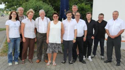 Josef Pongratz (Vierter von links) feierte seinen 80. Geburtstag. Unser Bild zeigt ihn inmitten der Gratulanten. 	Bild: ral