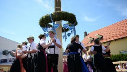 Im wahrsten Sinne des Wortes heiß her ging es bei der Vituskirwa in Ursensollen: Die Kirwapaare tanzten bei hochsommerlichen Temperaturen den Baum aus und kürten ihr Oberkirwapaar. 	Bilder: brü (2)