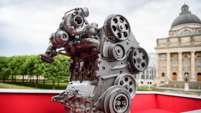 Ein Diesel-Motor des Volkswagenkonzerns liegt während einer Greenpeace-Aktion zum Diesel-Gipfel hinter der Staatskanzlei in München in einem Sarg.  Foto: Matthias Balk/dpa