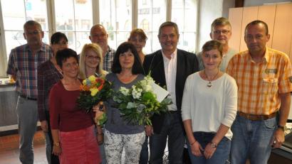 Gute Wünsche, Blumen und ein Kuvert bekam Elisabeth Ziebell von ihren Kollegen der Stadtverwaltung und Bürgermeister Joachim Neuß mit auf den Weg in die Ruhephase der Altersteilzeit.	Bild: swt