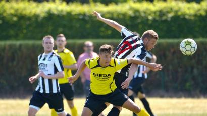 Richtig dagegenstemmen muss sich die junge Truppe des FC Amberg (im Bild vorne Vincent Schweiger) im Pokalspiel gegen den SV Donaustauf. Bei den Gastgebern stehen einige sehr erfahrene Spieler im Kader.	Bild: ref