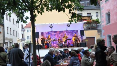 Gute Stimmung verbreitete Seven BR bei den Gästen am Schlosshof. Bild: swt