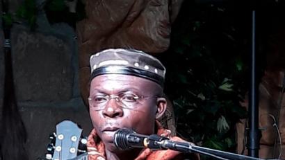 Urbain N'Dakon mit Trommel
