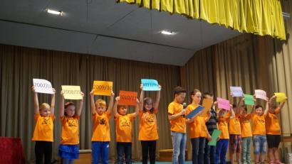 Den Rückblick auf "10 Jahre Grundschule Schirmitz" tragen die Kinder mit bunten Tafeln vor. 	Bild: du