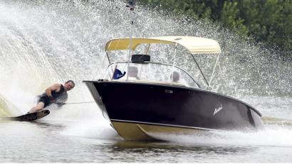 Spektakulär spritzen die Wasserfontänen hoch, wenn die Fahrer die Bojen umkurven.	Bild: Ziegler