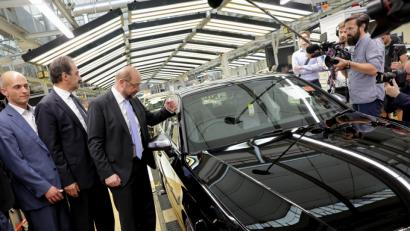 Der SPD-Kanzlerkandidat und Parteivorsitzende, Martin Schulz, lässt sich am Montag in Ingolstadt von Audi-Werkleiter Albert Mayer die Produktionsstraßen vom Audi A3 erklären. 	Bild: Kay Nietfeld/dpa