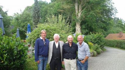 Das Abschlussturnier "ProAm" gewann Florian Rieger vom Golfclub Schwanhof. Von links Matthew Gatrall, Präsident Dr. Wolfgang Ries, Florian Rieger und Colin Monk.	Bild: exb