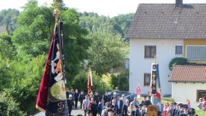 Nicht nur die Jubelfeuerwehr und Kameraden aus umliegenden Orten reihten sich in den Zug ein, sondern auch viele andere Gruppen und Vereine.