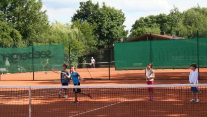 In der Gruppe macht Training richtig Spaß. Abwechselnd spielen die lernbegierigen Nachwuchstalente den Ball zur Trainerin zurück. 	Bild: fpoz