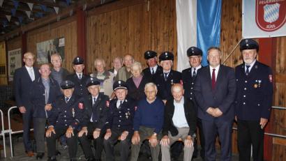 Geehrt für mehr als 50 Jahre Mitgliedschaft wurden (von links) Hans Wild, Hans Freitag, Josef Flierl, Max Freitag, Engelbert Stärk, Josef Sichelstiel, Siegfried Ströhl, Hermann Dotzler, Georg Bauer, Konrad Bauer, Rudolf Sichelstiel; sitzend (von links) Xaver Schötz, Konrad Lindner, Johann Stiegler, Georg Lederer, Gerhard Sperlich. Bürgermeister Bernhard Lindner und Landrat Richard Reisinger gratulierten.