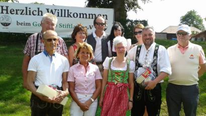 Die Sieger des Turniers (vordere Reihe, von links) Kurt Pirmanschegg, Christl Pirmanschegg, Petra Danks, Christian Weixler und Golfclub-Präsident Dr. Wolfgang Ries, (hintere Reihe, von links) Robert Kutzer, Juliane Kutzer, Dr. Manfred Wölfel, Angela Wölfel sowie Verena Kutzer.	Bild: exb