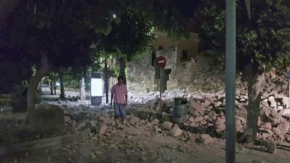 Ein Mann in Kos, Griechenland, an den vom Beben zerstörten Gebäuden vorbei. Bild: Uncredited/Kalymnos-news.gr/AP/dpa