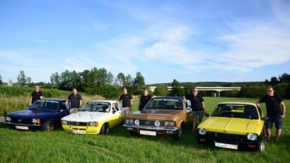 Einen kleinen Vorgeschmack auf das Opel-Treffen geben die schon historischen Opel Kadett C-Coupes aus den Jahren 1977 und 1979, sowie der Diplomat-B, Baujahr 1977. Christian Kraus, Martin Neuber, Reinhold Reil, Manfred Krämer, Uwe Frank und Manuel Wagner (von links) hoffen auf viele Besucher in den Naabwiesen bei Oberwildenau	Bild: bey