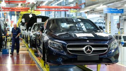 Im Mercedes-Benz-Werk in Sindelfingen fertigen Arbeiter Fahrzeuge der S-Klasse. Daimler hat von April bis Juni weltweit mehr als 595 000 Autos von Mercedes-Benz verkauft. 	Bild: Sebastian Kahnert/dpa