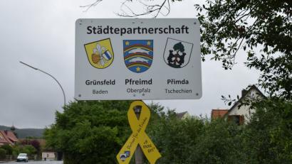Bereits an den Stadteinfahrten wird der Besucher darauf hingewiesen, dass Pfreimd zu seinen Soldaten steht. 	Bilder: bnr (2)