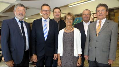 An der Mittelschule Schmidgaden geht eine Ära zu Ende. Das Bild zeigt von links: Georg Kick, Edgar Hanner, Christian Ziegler, Maria-Anna Schimmer, Josef Deichl und Josef Zaremba. 	Bild: Hirsch