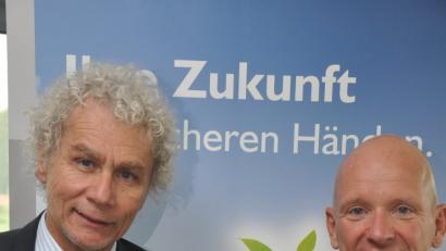 Landrat Wolfgang Lippert (links) als Aufsichtsratsvorsitzender der Kewog, und Geschäftsführer Bernd Büsching können mit dem Jahresabschuss 2016 zufrieden sein. Gut eine Million Euro findet sich dort als Überschuss. Und der soll auch für die weitere Sanierung der Kewog-Wohnungen im Landkreis verwendet werden.

	Bild: ws