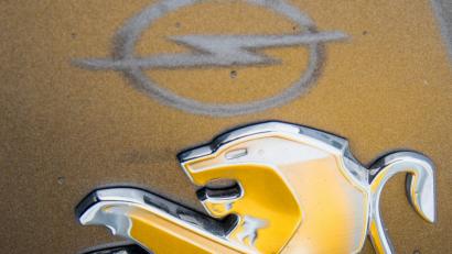 Die Automarke mit dem Blitz im Logo, Opel, gehört nun zum französischen PSA-Konzern mit den Marken Peugeot und Citroën. PSA will den Autobauer wieder profitabel machen. 	Archivbild: Frank Rumpenhorst/dpa